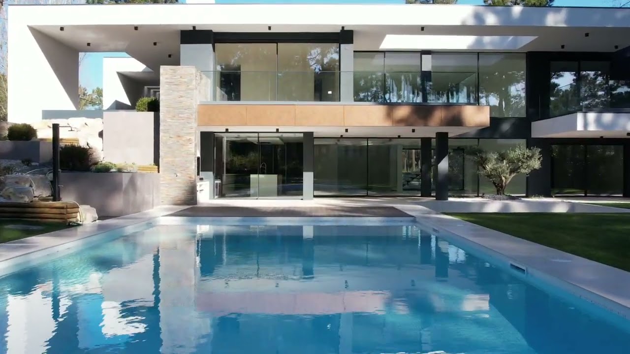 Moradia T6 | 6 bedroom Villa 📍Herdade da Aroeira, Almada @JLLResidentialPortugal