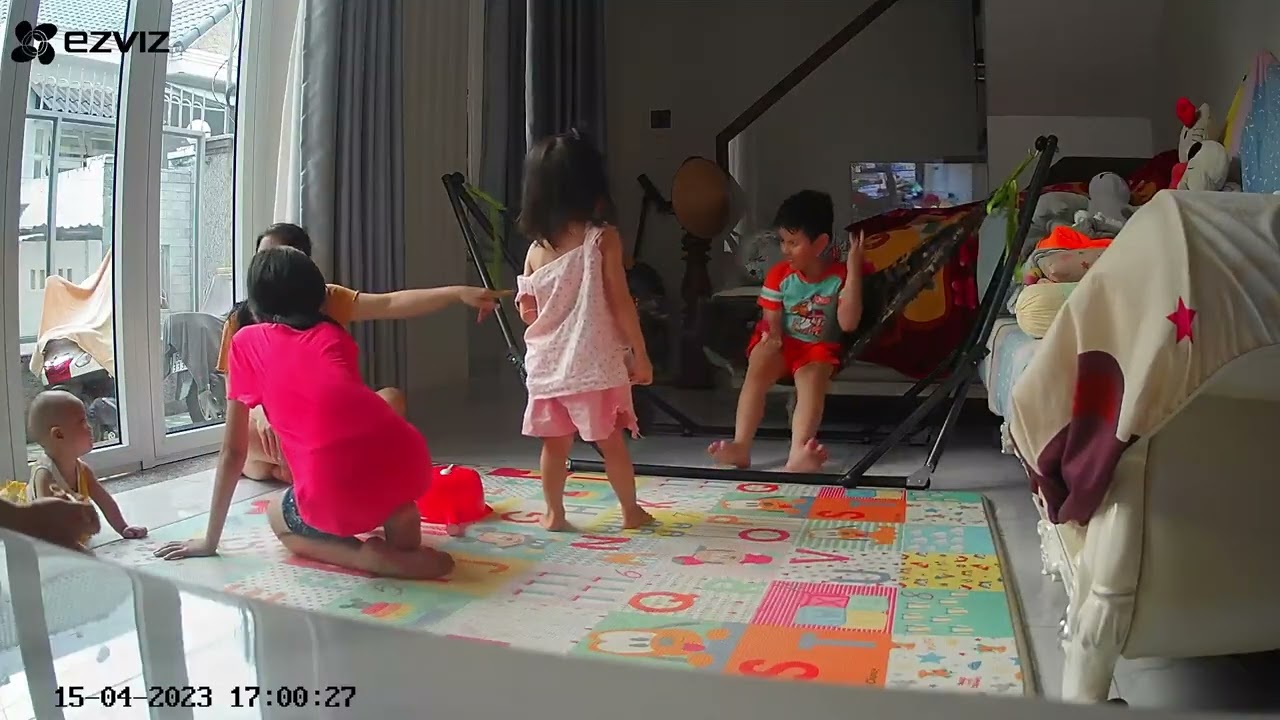 chị Kem em Bơ chơi cùng nhau