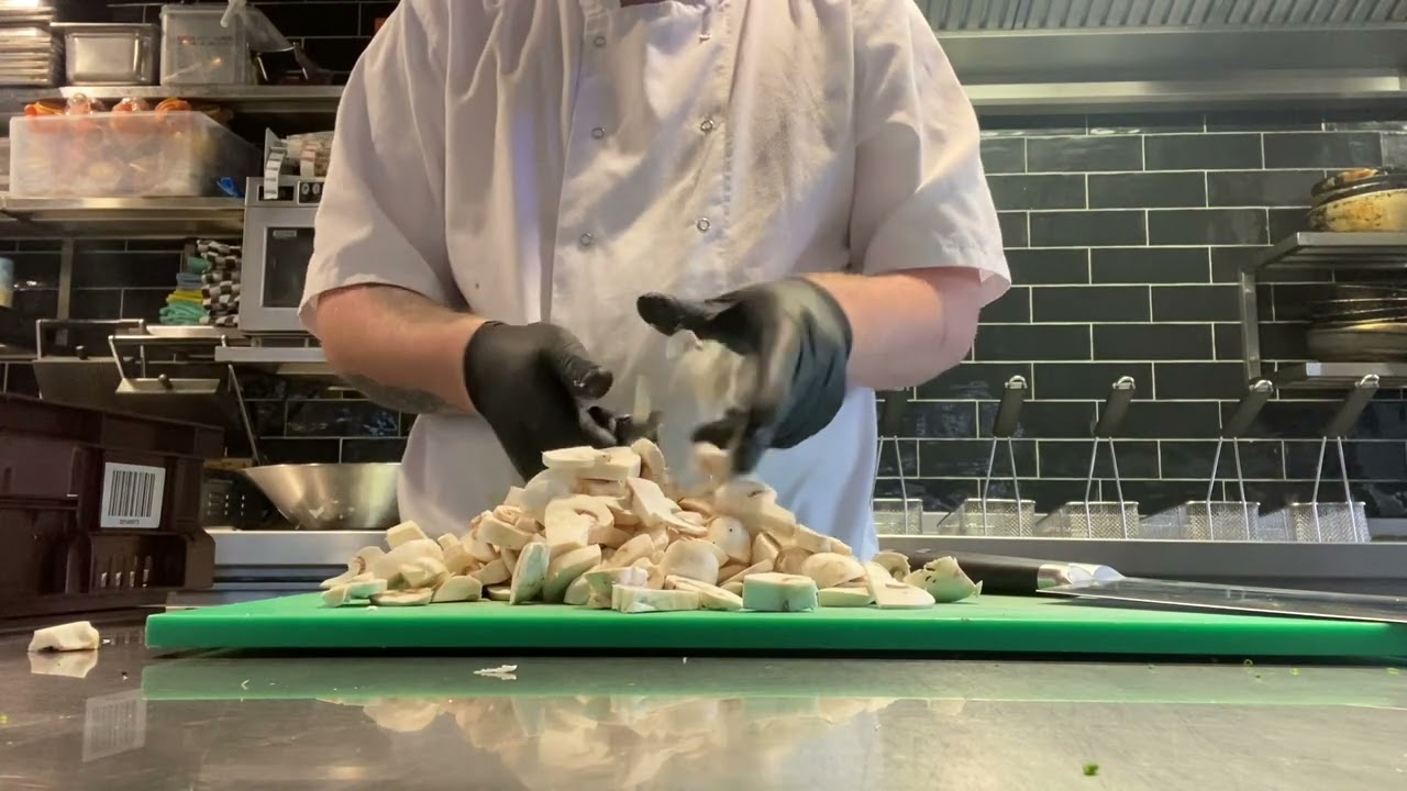 Een kist champignons snijden #13