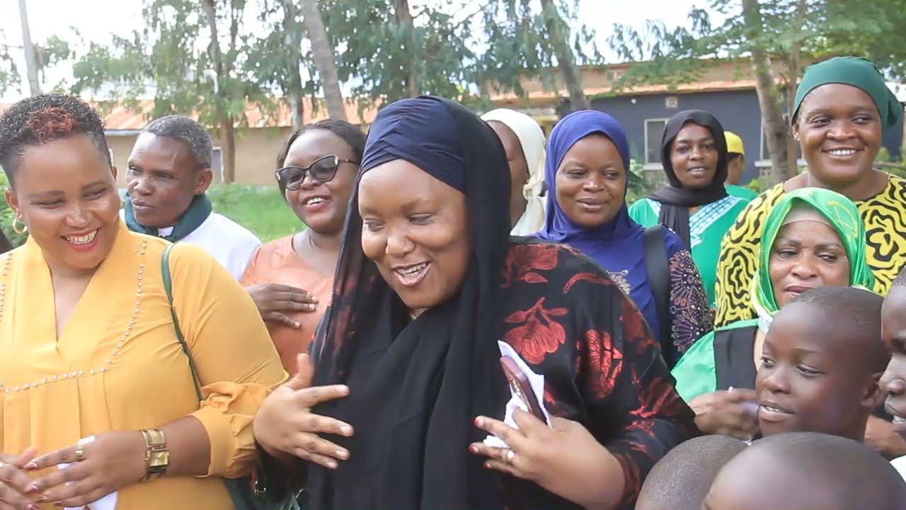 MHE.  LUKUBA ATOA TABASAMU KWA YATIMA AWAHIMIZA KUKAZANIA MASOMO