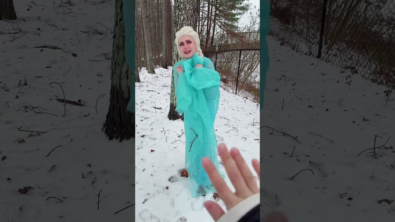 I miss the snow we had last week 😭 #frozen #frozen2 #frozencosplay #elsa #elsacosplay #cosplay
