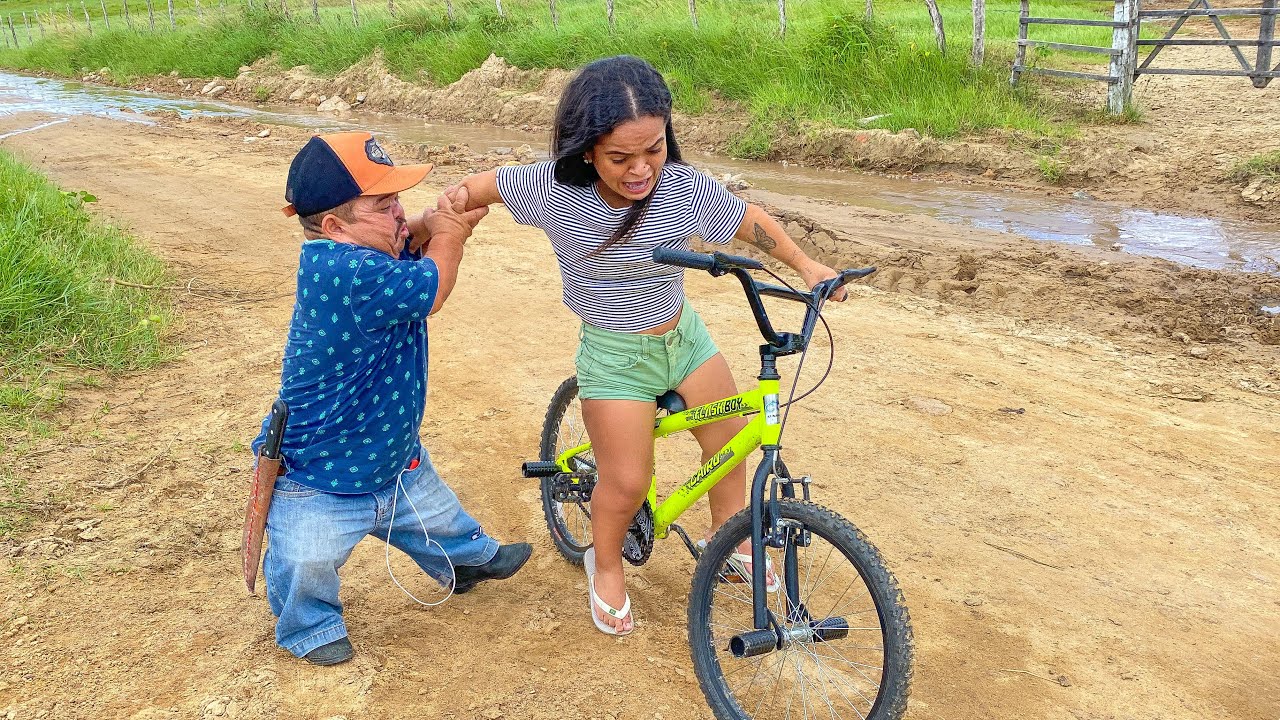 PILILIU ENSINA SUA ANÃZINHA A ANDAR DE BICICLETA | PILILIU DA RESENHA