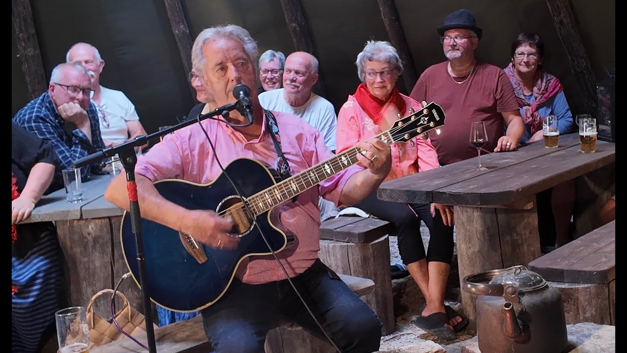 Ved bålet med Lasse Johansen med gitar