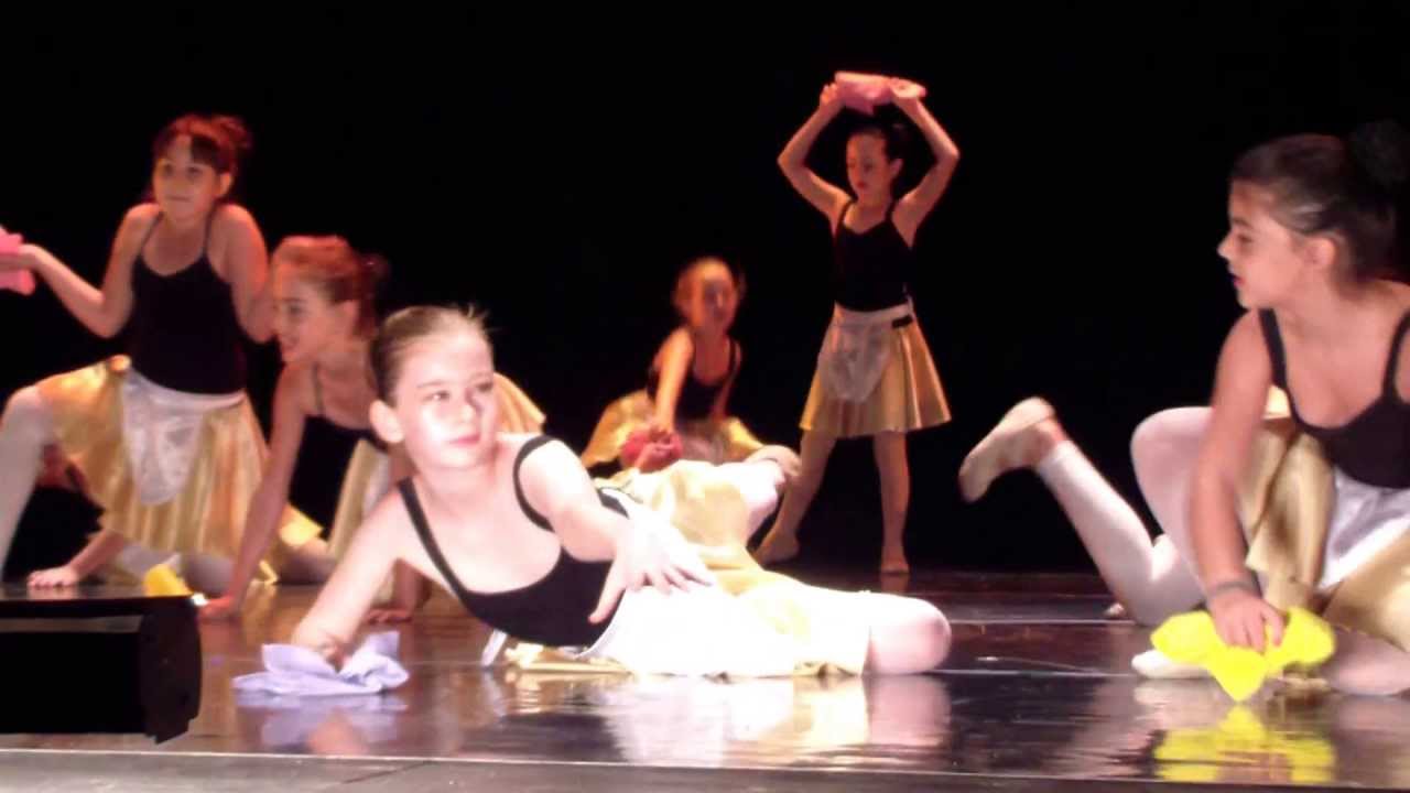 ורדה שובל מופע סיום 2013 היכל התרבות ראשון לציון כיתות ג' - ריקוד הסמרטוטים Shoval Dance School