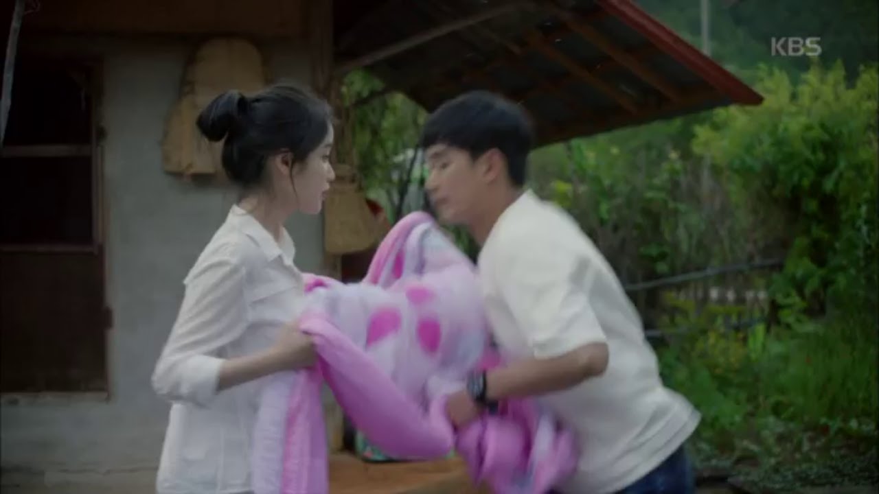 [HIT] 프로듀사 - 아이유, 김수현과 이불 빨래하다 확 당겨 '당황'.20150620
