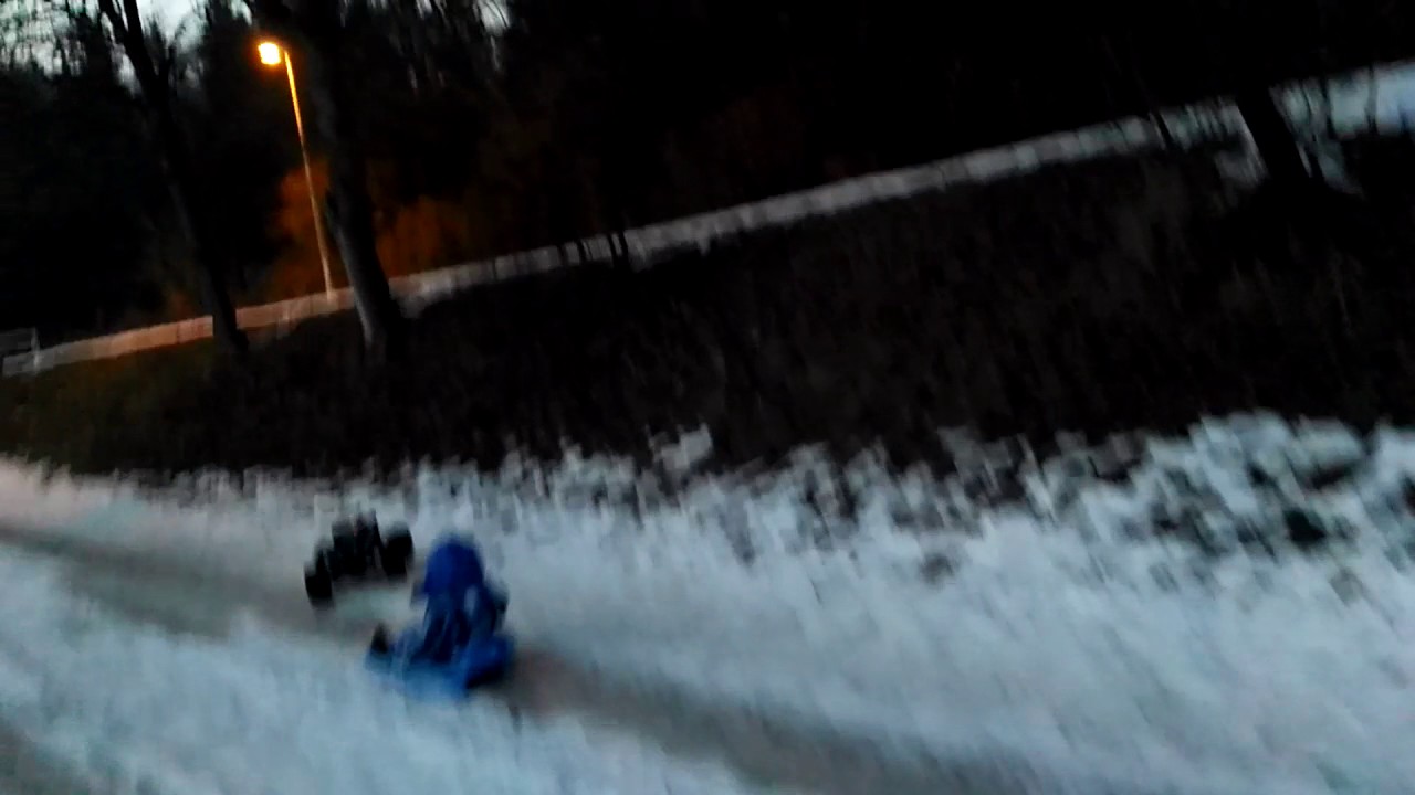 Traxxas XMAXX pulls child on sledge in winter - German Winter