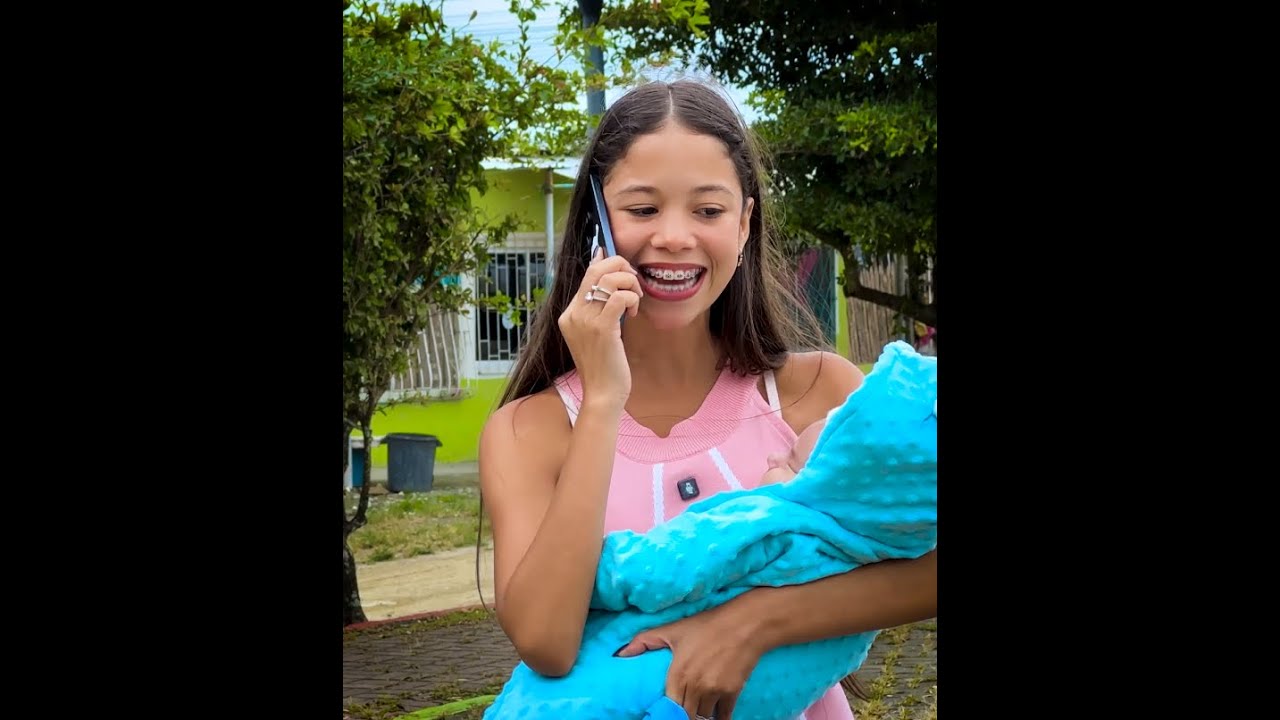Madre descuida a su hija y la pierde por estar en el celular y años después recibe esta gran lección