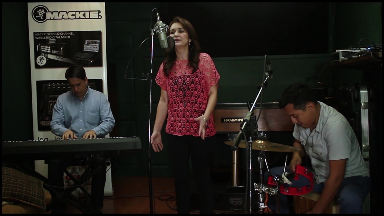 TU EL PRIMERO - Janine (Sesi&oacute;n Natural)