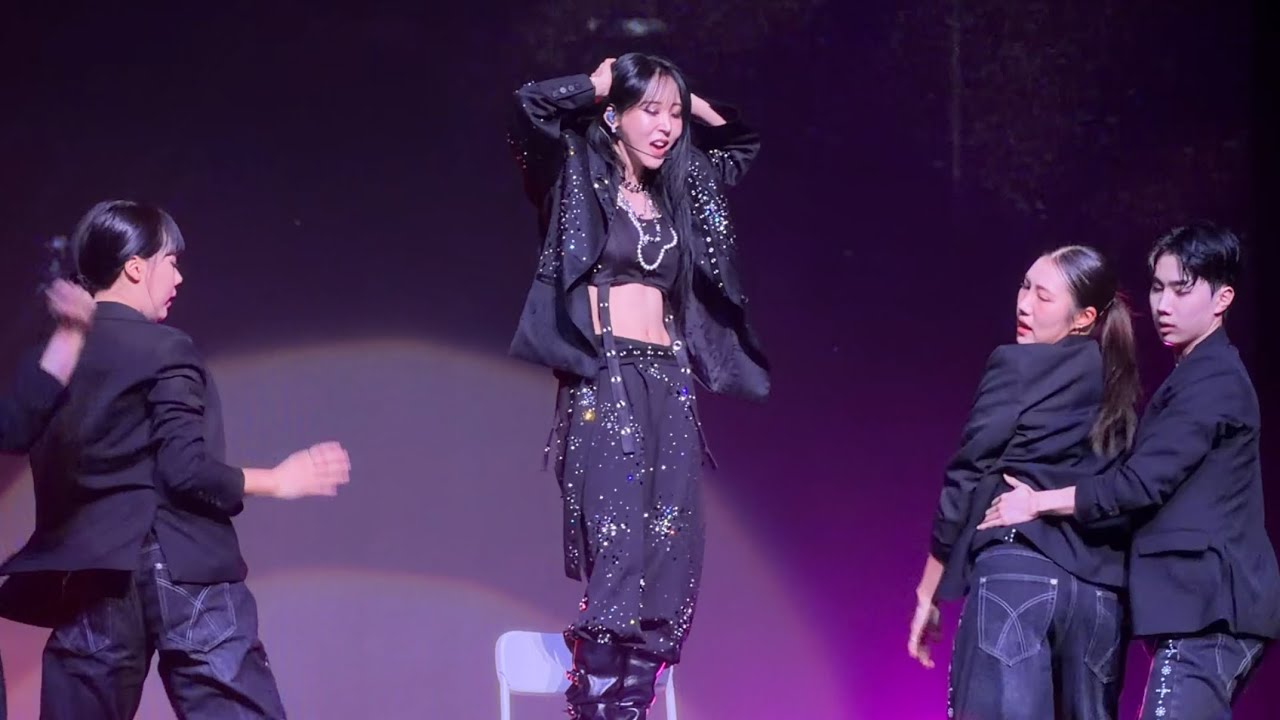 251206 Shutdown + DRIP - Mamamoo Moonbyul 'MUSEUM: village of eternal glow' Singapore (5)