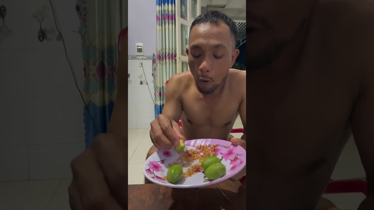 Mukbang chín trái cóc chấm với muối ớt #Thôn93BP