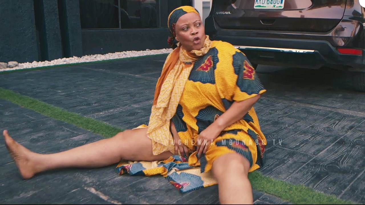 MAMA ANAMUNYANYASA MTOTO WAKE ANAMTESA SASA MTOTO BONGE LA TAJIRI MAMA ANAJUTIA