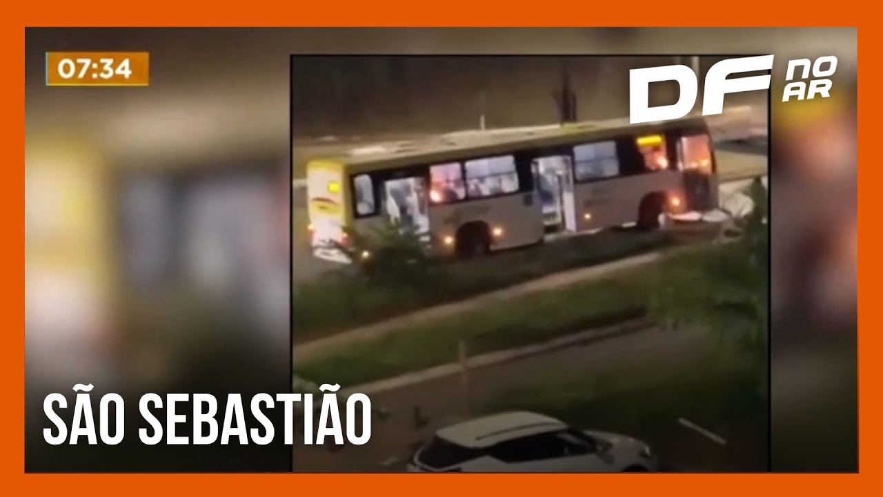 Ônibus é incendiado durante ação de desocupação em São Sebastião (DF)