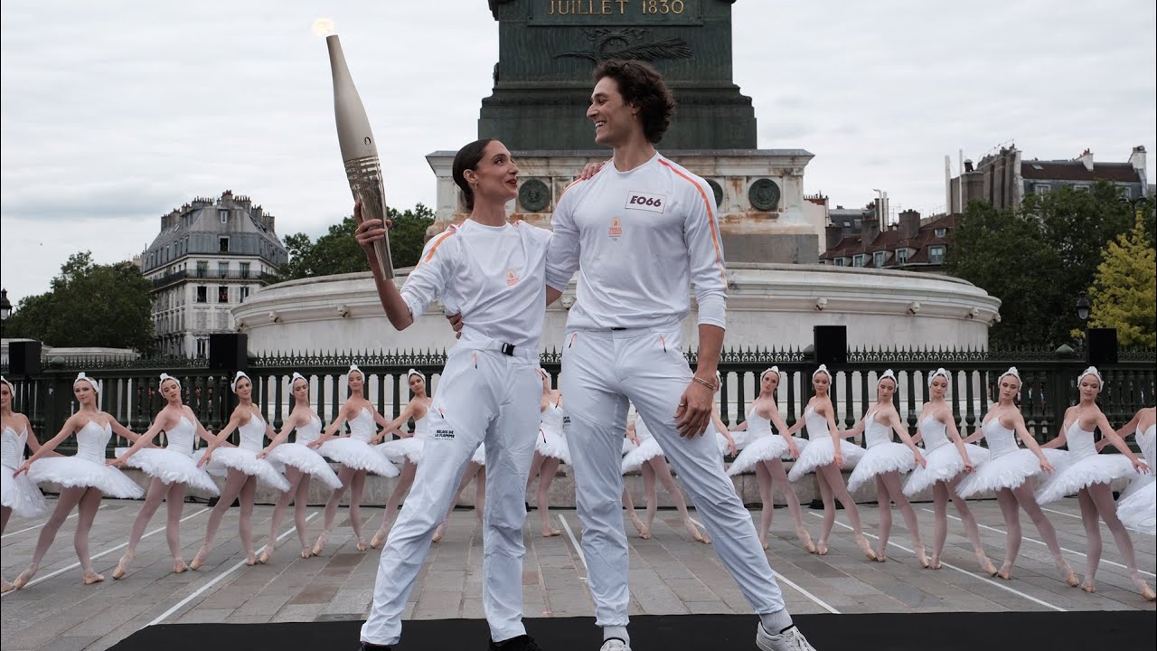 [PARIS 2024] Relais de la Flamme Olympique par les Etoiles Dorothée Gilbert et Hugo Marchand