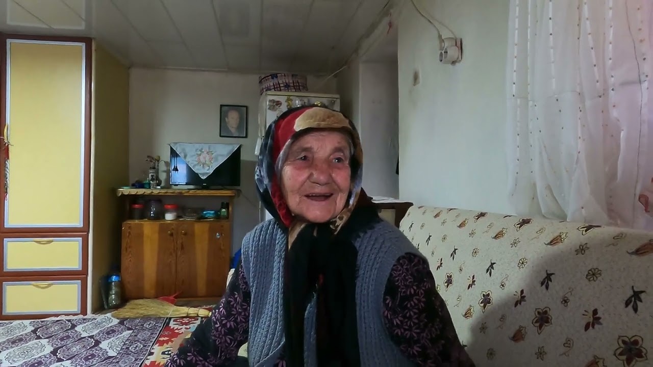 Köyde ananeme gittim. Süper kadın üçümüz çay, kırıntı yedik. #village  #köy #denizli #muğla