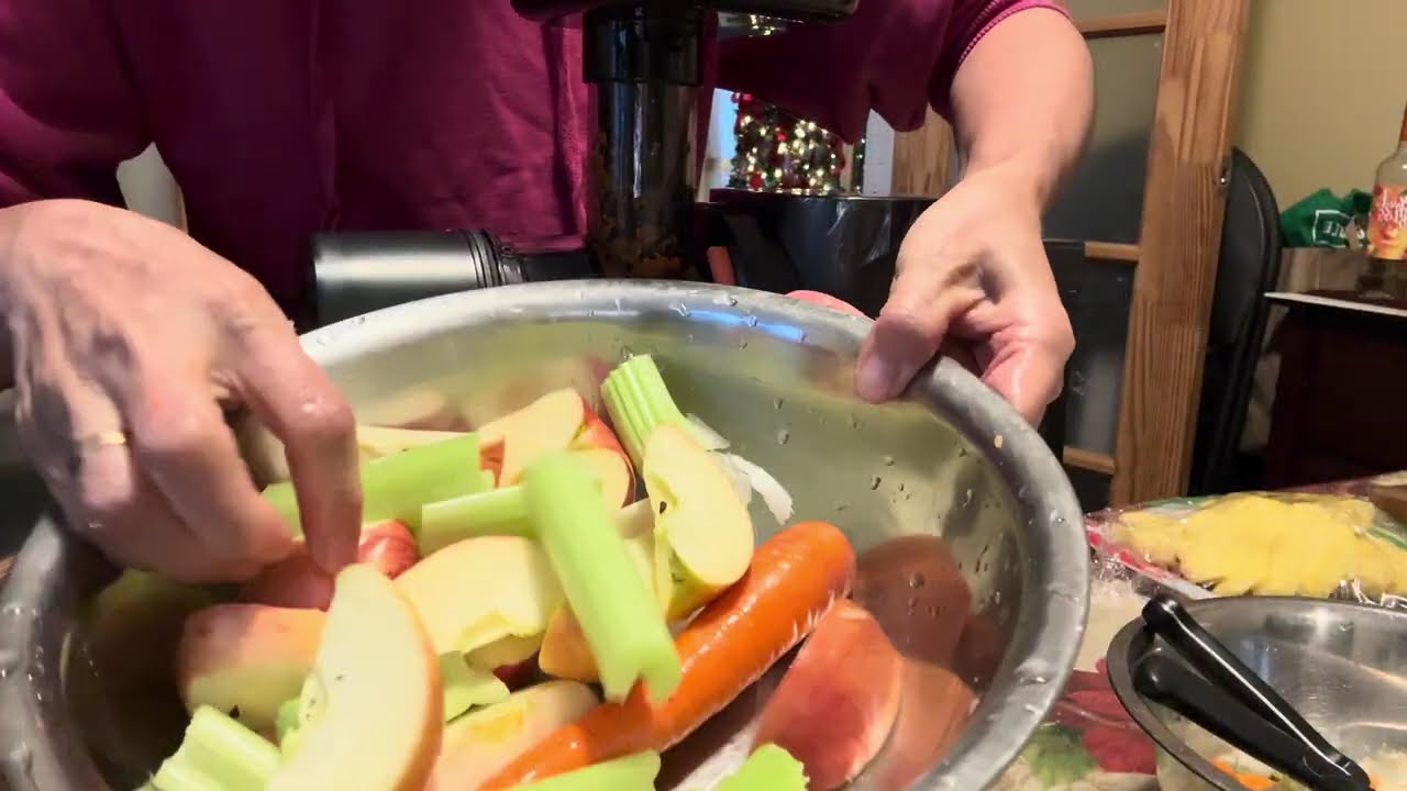 Unboxing and trying our new juicer 
