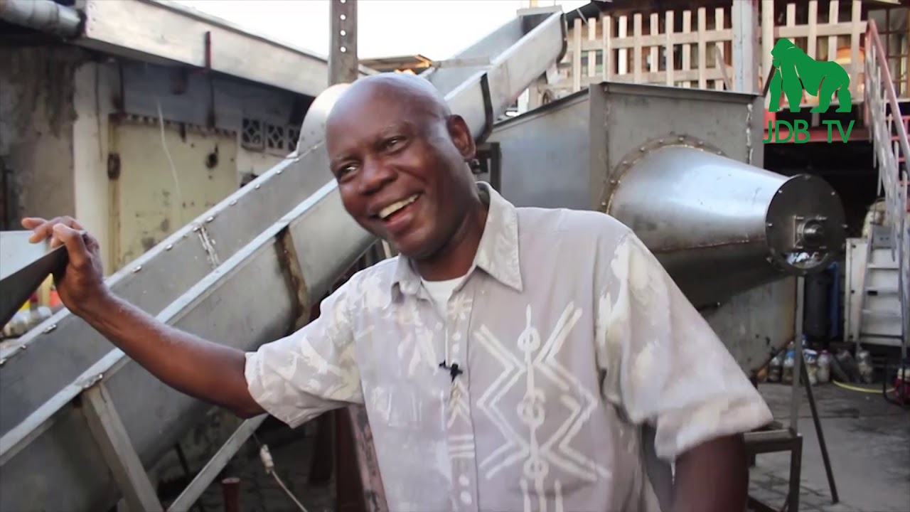 Tsengué Tsengué présente la grande défibreuse de manioc