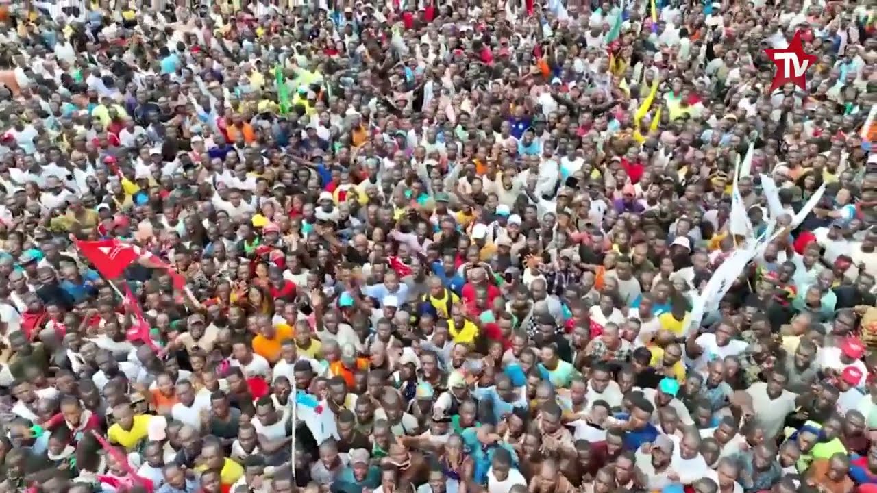 MOISE KATUMBI COMMUNIE AVEC LA POPULATION DE KALEMIE (CAMPAGNE ELECTORALE)