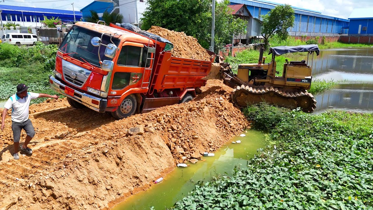 OHH Be Careful New Landfill Site Formed!! Dump Truck back Uploading Stuck!! Dozer KOMATSU Push Soil
