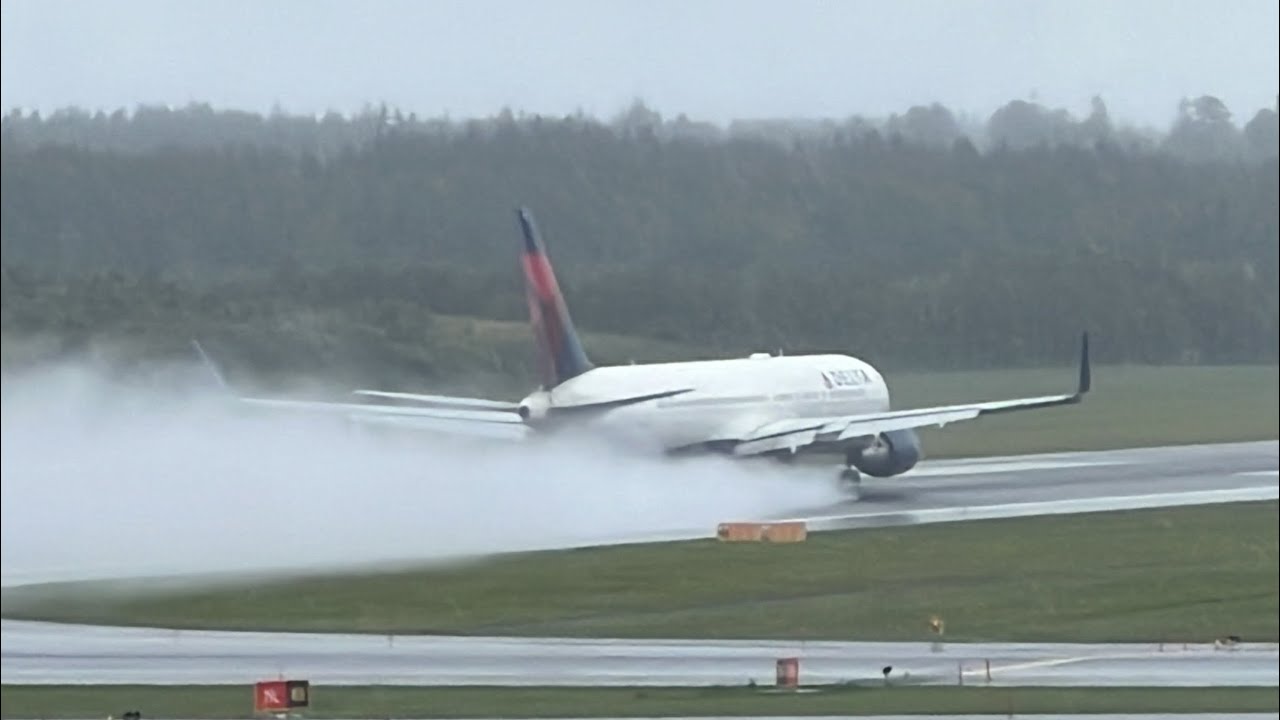 Planespotting på utsiktskullen på ARN 2023-08-08. Vind, regn och dimma. Stockholm Arlanda Airport.