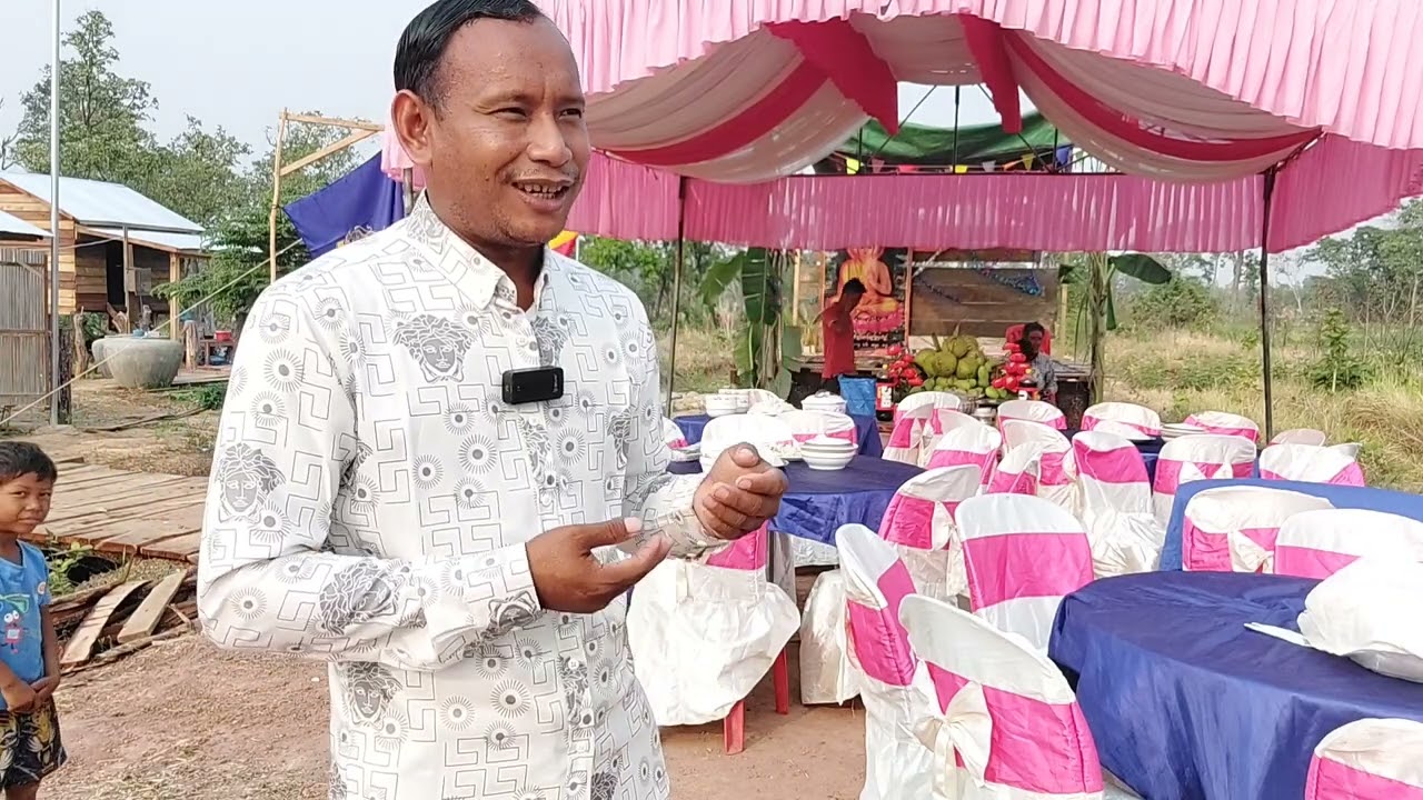 ចាស់ៗនិងក្មេងហូបនំបញ្ចុក