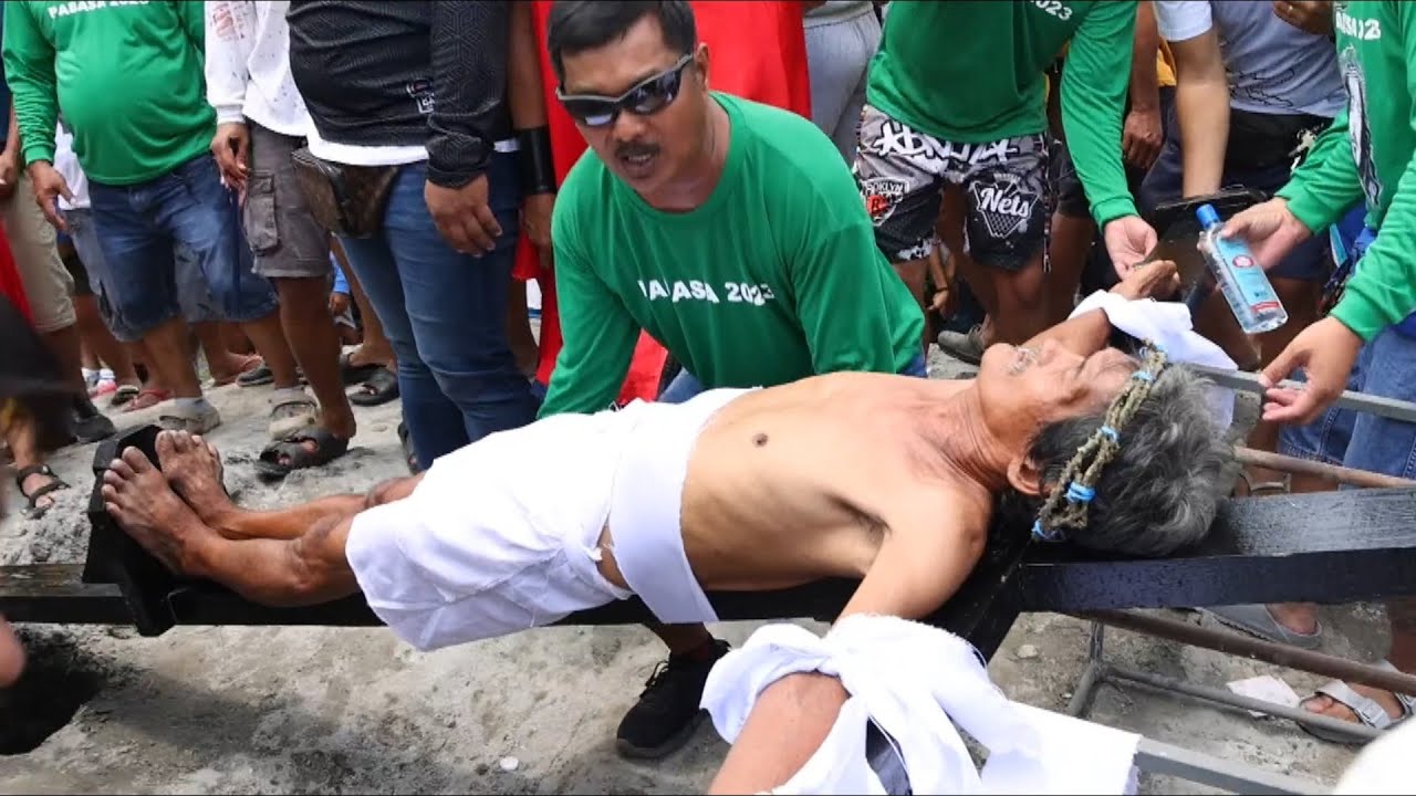 Aldea filipina recrea las crucifixiones tras tres años de pausa por la covid