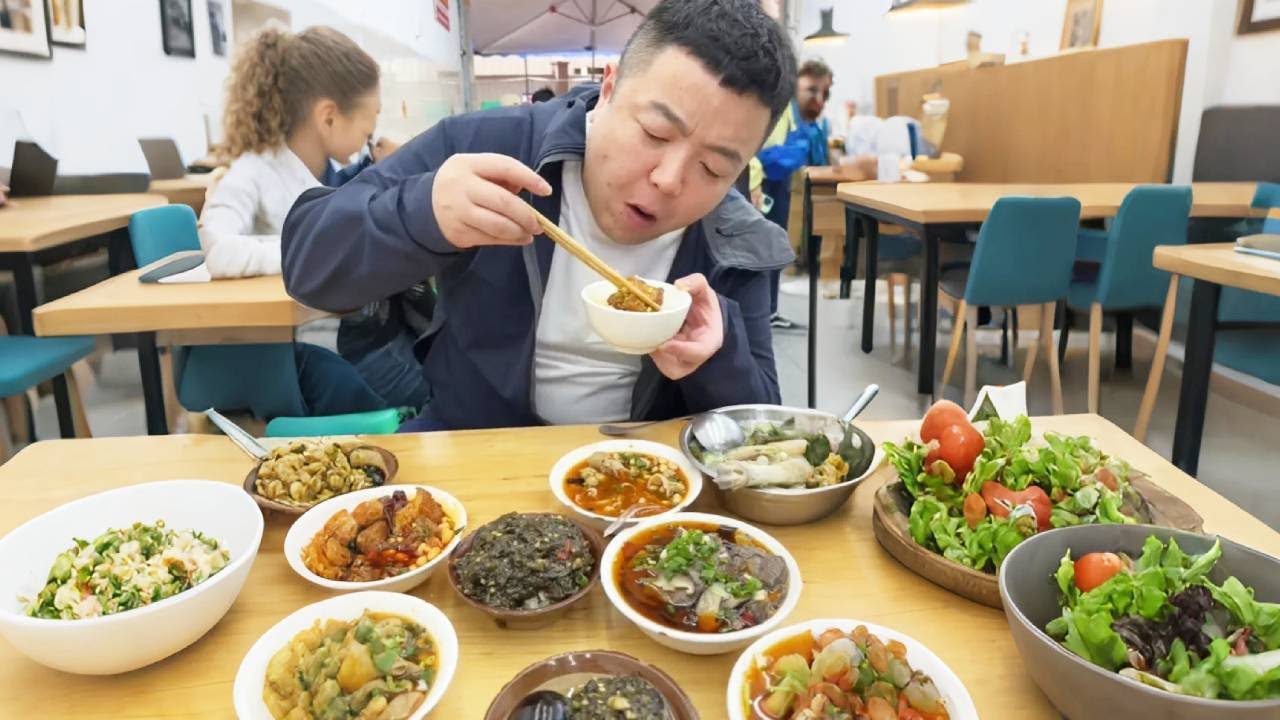 打卡重庆街头苍蝇馆，肥肠饭成为招牌菜，软糯Q弹太香了【五小区彭于晏】
