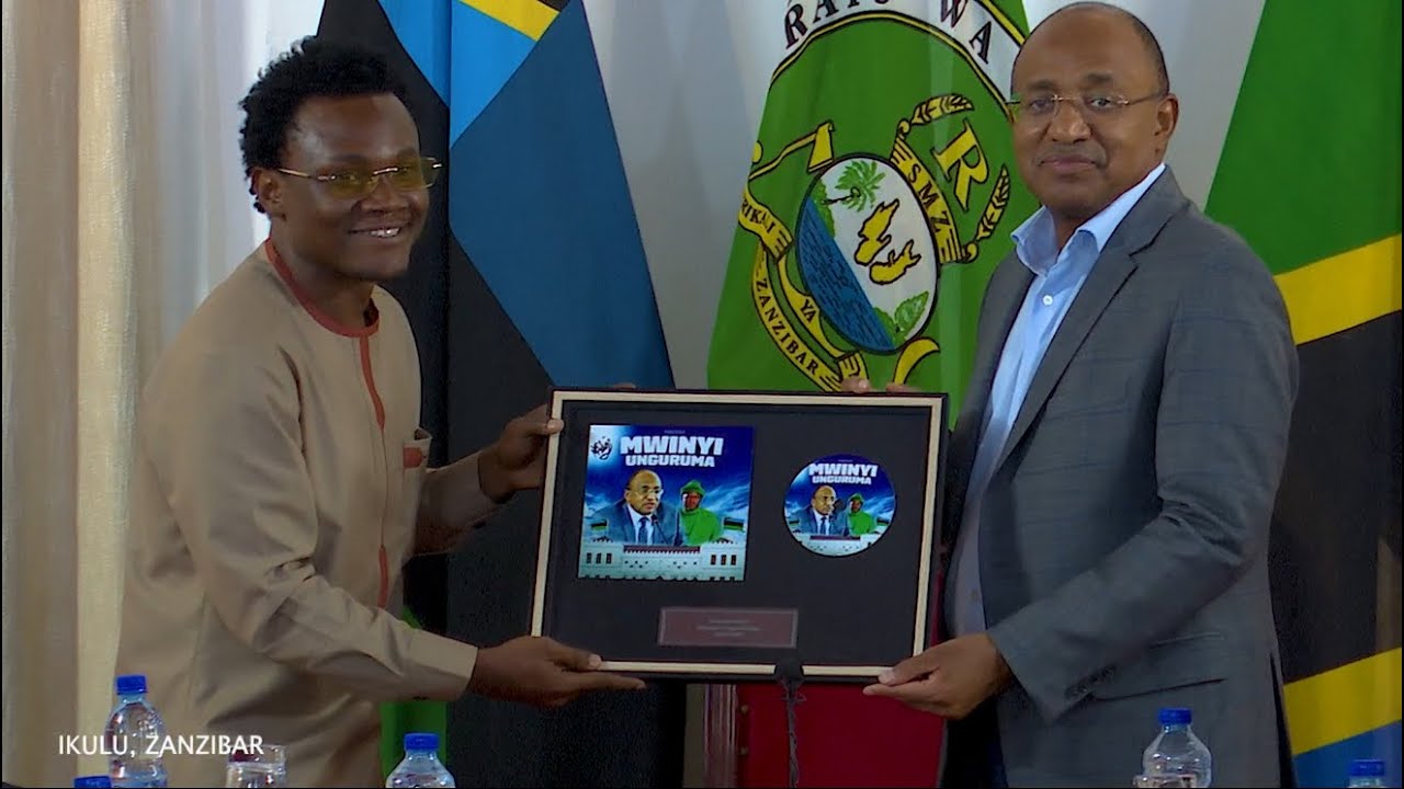 Mbosso amemkabidhi Rais wa Zanzibar Dkt.Hussein Ali Mwinyi nakala  ya wimbo maalum  wakumpongeza