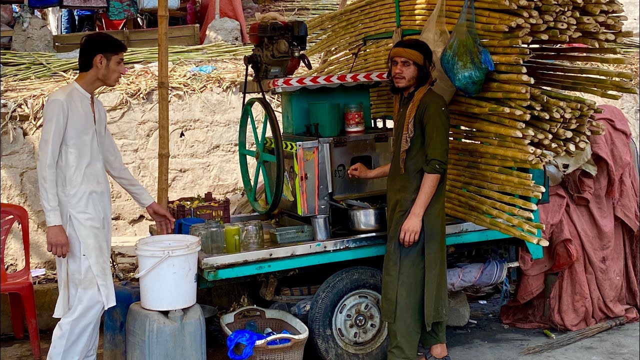 100% Fresh & Sweet! SUGARCANE JUICE - Summer Healthy Drinks - Pakistan Street Food