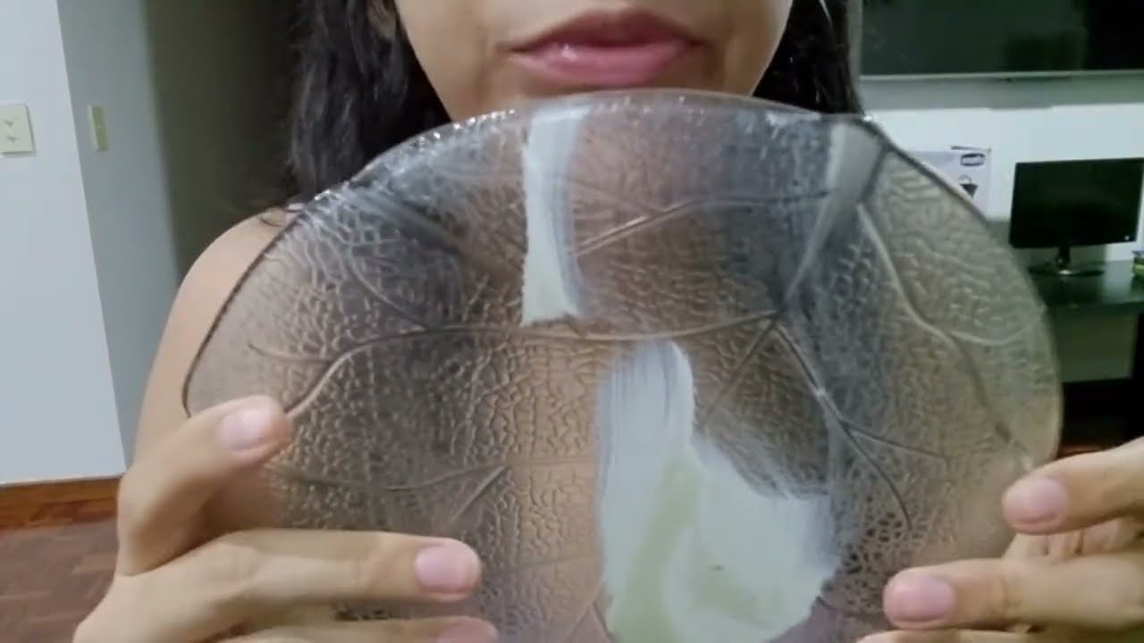 ASMR LAMIENDO YOGURT EN PLATO DE VIDRIO | ASMR en Español
