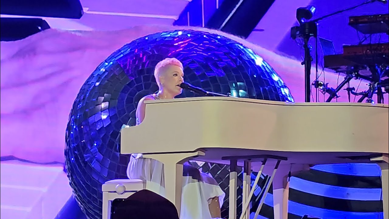 P!NK Cover of Make You Feel My Love - LIVE @ Sydney Summer Carnival Tour N2 | 4K FanCam