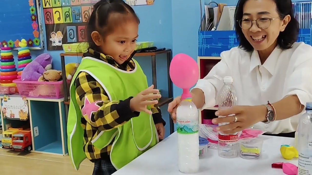 เป่าลูกโป่งด้วยแก๊ส วิชาวิทยาศาสตร์ โรงเรียนอนุบาลร่วมจิตวิเทศศึกษา