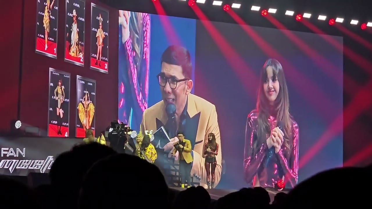 Lisa BLACKPINK Peluk Fans yang Cosplay Baju Unik dan Beri Album Bertanda Tangan