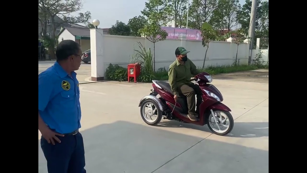 Honda vision 3 bánh rất được ưa chuộng vì linh động, đẹp và lên xuống dễ dàng