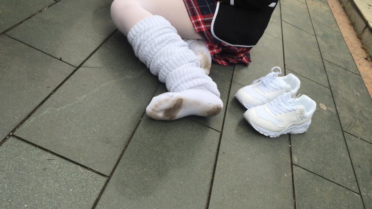 Xuli's socks were too thick and made her feet sweaty, so she only wear socks and feel the ground