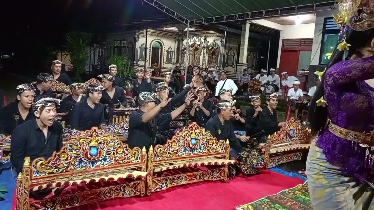 Dede Nugi dan crewnya menghibur