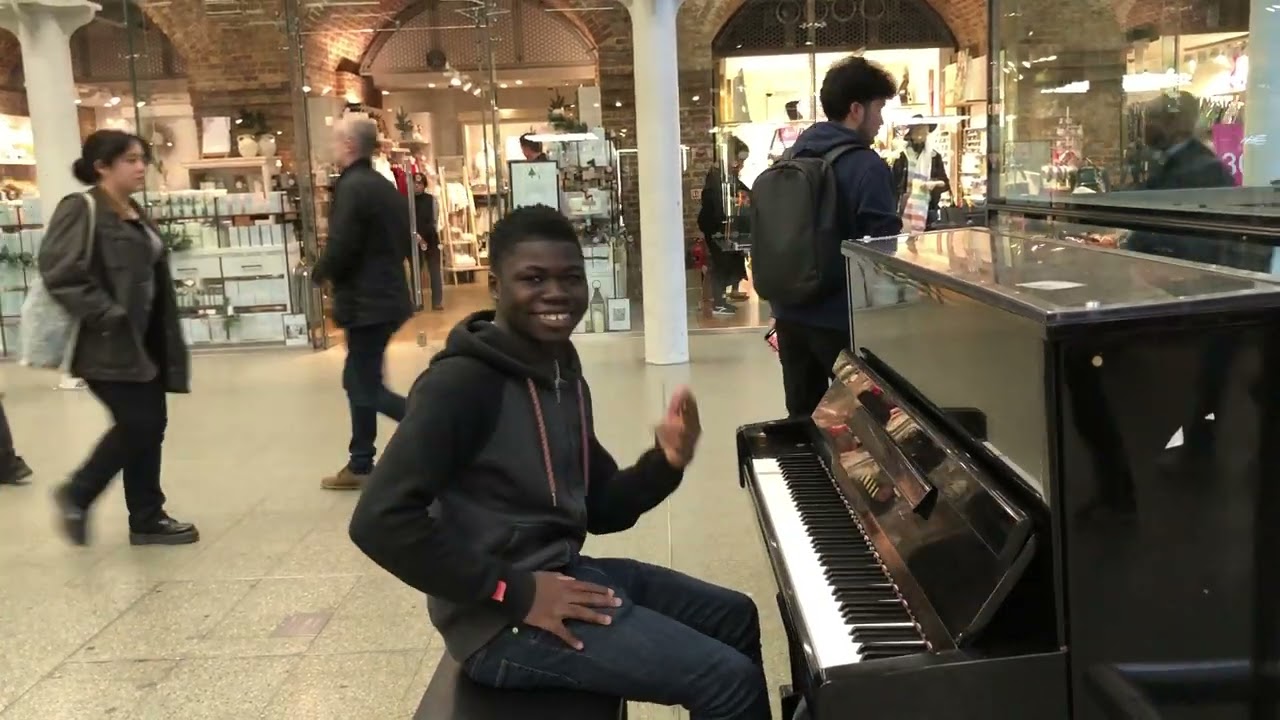 Meet Richmond student #londonlife @PianoMoments #publicpiano @StPancrasInternational_UK enjoy 😉