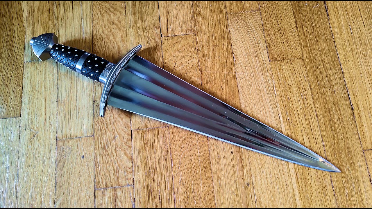 Cold Steel Milanese Cinquedea: Short Sword or Big Dagger?