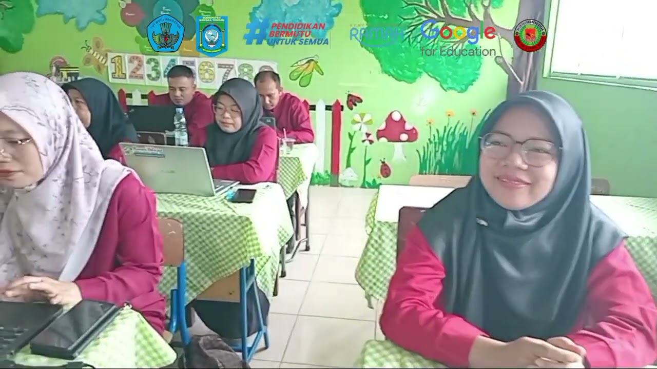 PELATIHAN PEMANFAATAN PAPAN INTERAKTIF DIGITAL (PID)