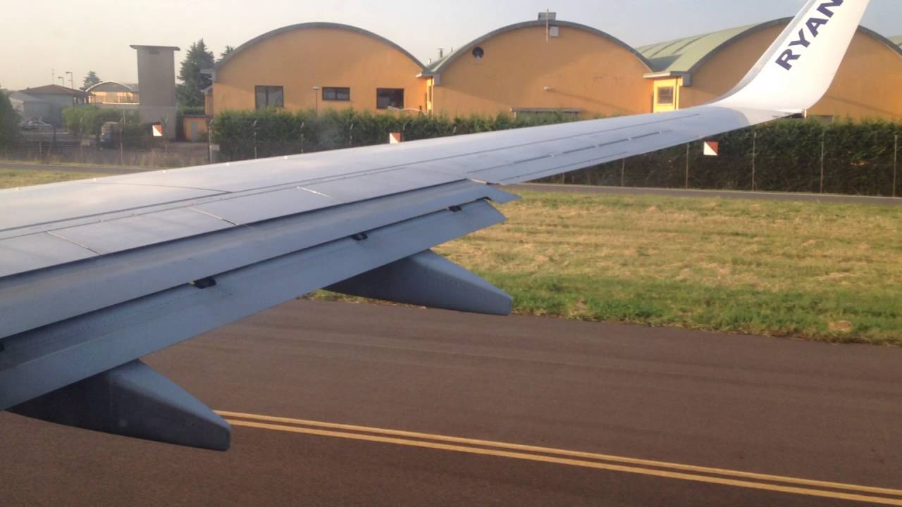 decollo aereo Ryanair visto dal finestrino passeggero Italia Orio al Serio Bergamo