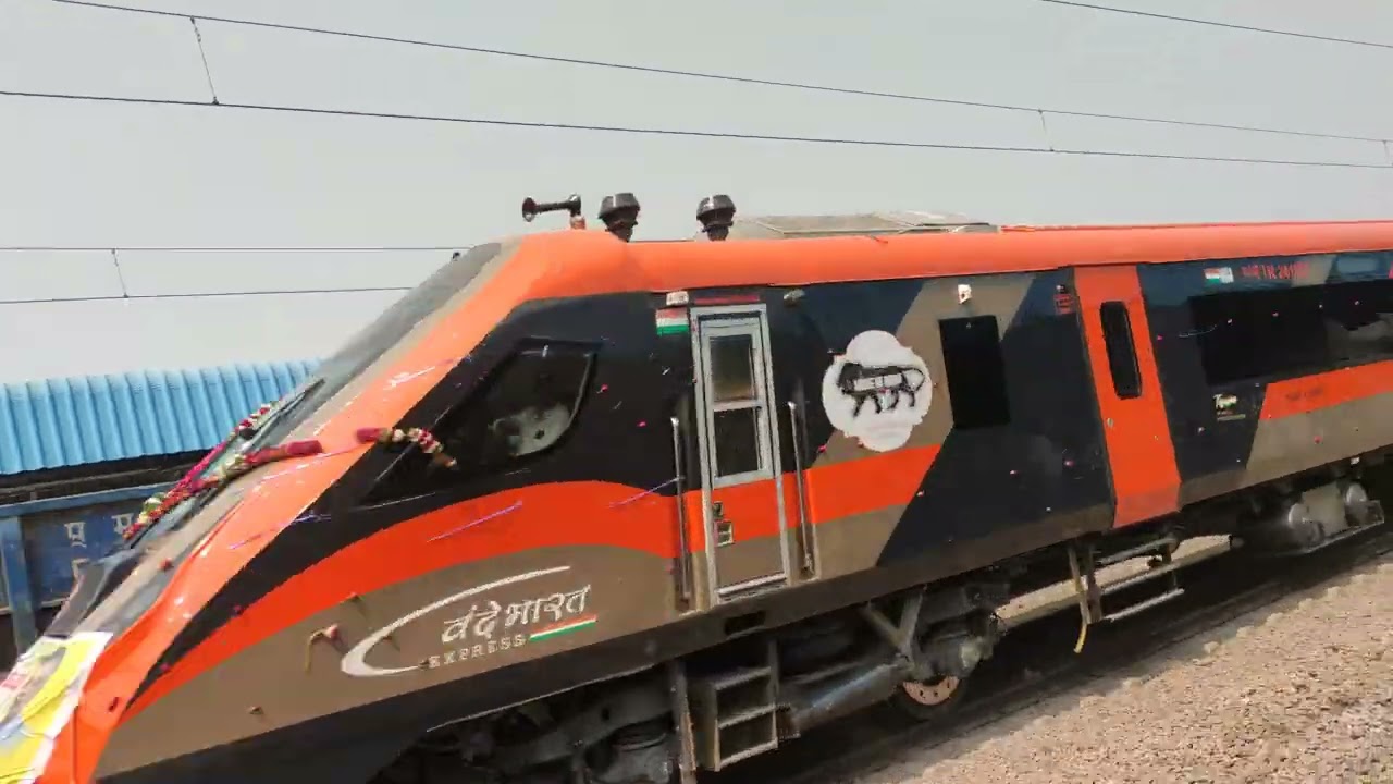 Vande Bharat Train Crossing Yadgir Railway Station From Kalaburagi to SMVT Bengaluru✨