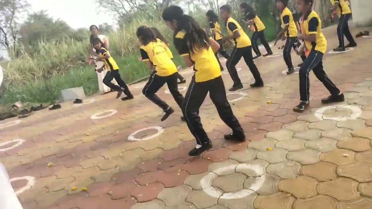 लेझीम नृत्य संदेशे आते हैं 