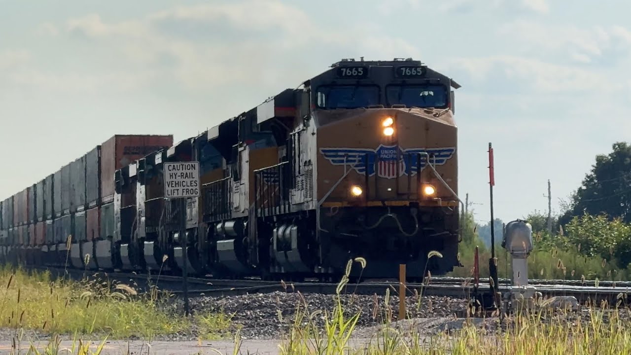 Very fast 70 mph UP Z train flying east ( ZCIG4 )!! BNSF Transcon: Marceline sub..8/4/25