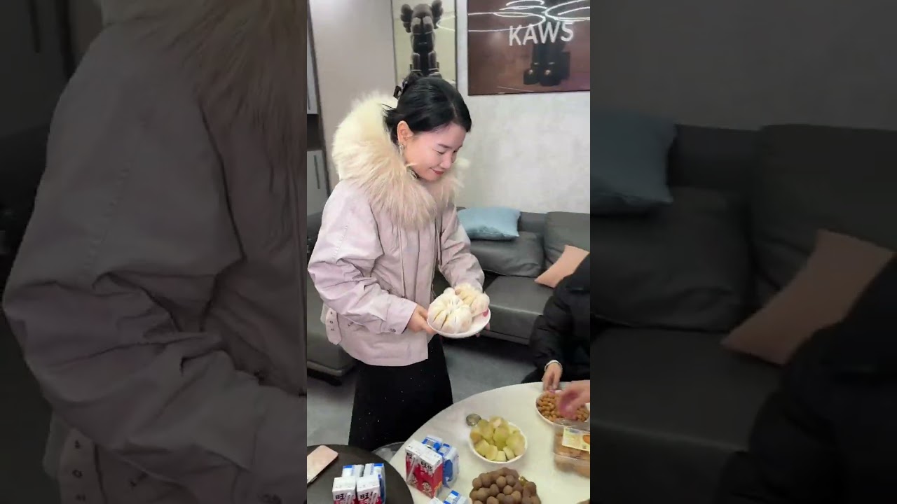 表弟的丈母娘今天来新房看女儿，没想到是把佳佳的衣服送过来，她说这是第一次来也是最后一次来……#素颜桃花乔帮主 #乔帮主一家人 @乔帮主和榜一大哥