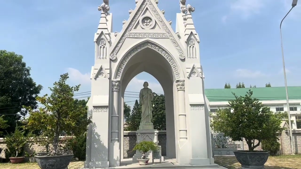 Tham quan nhà thờ Sông Vinh .