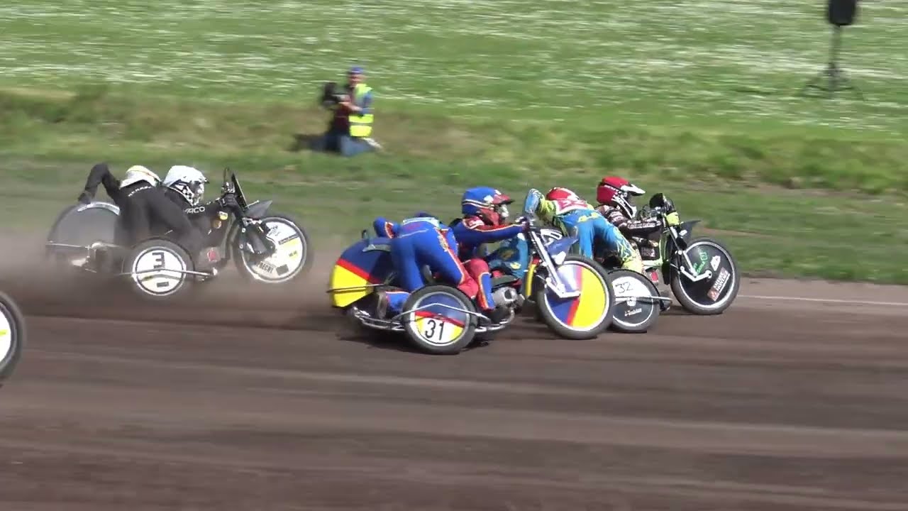 Speedway Helzold Sidecars 24 - 4 - 2022 Met crash van Nicole Standke & Resi Holper