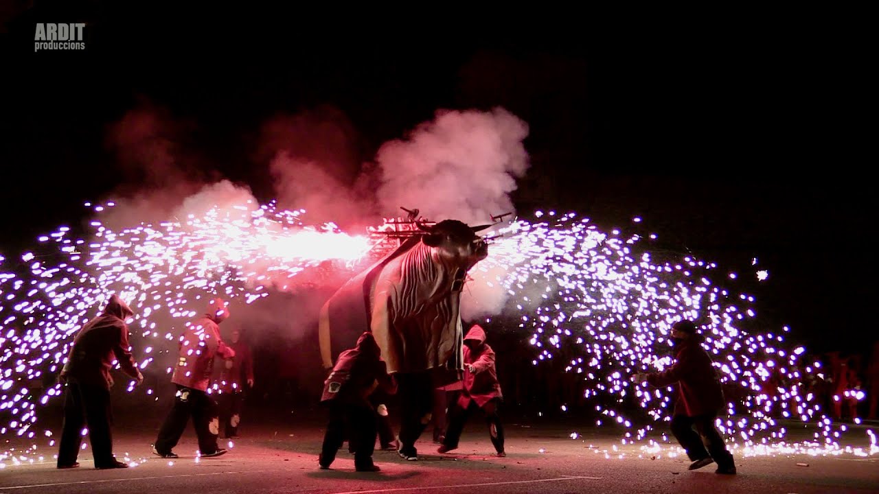 Espectacular Ball del Bou Tradicional de Valls amb foc pirotècnic (Santa Úrsula 2021)