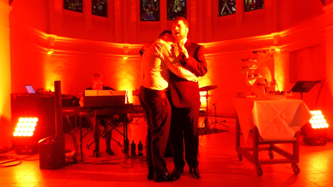 Mirko Roschkowski sings 