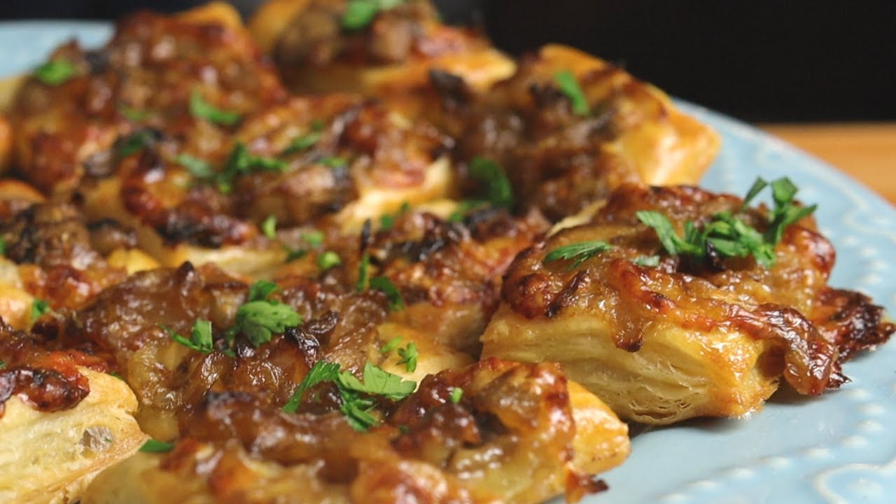 CARAMELIZED ONION AND MUSHROOM PUFF PASTRY BITES | BEST HOLIDAY APPETIZER