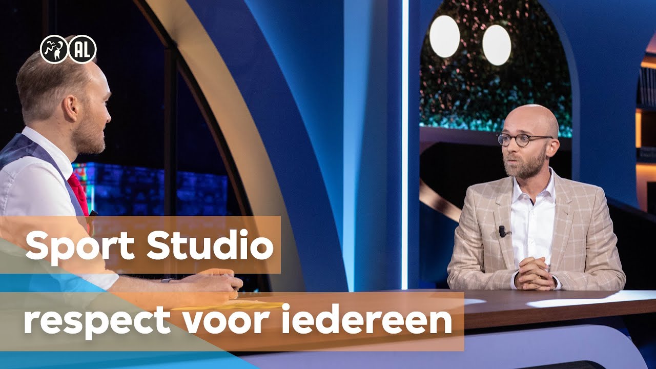 Regenboog-aanvoerdersband | Sport Studio | De Avondshow met Arjen Lubach (S2)