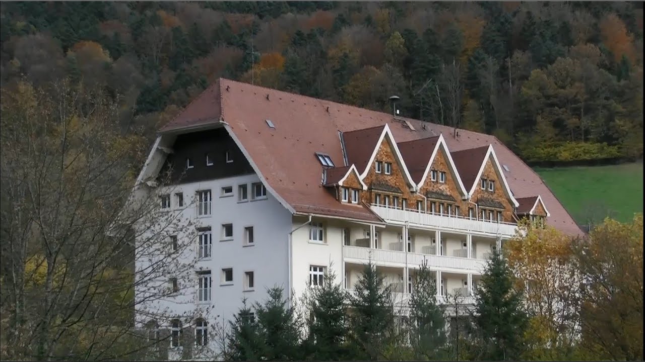 [1] Klinik unter Tannen